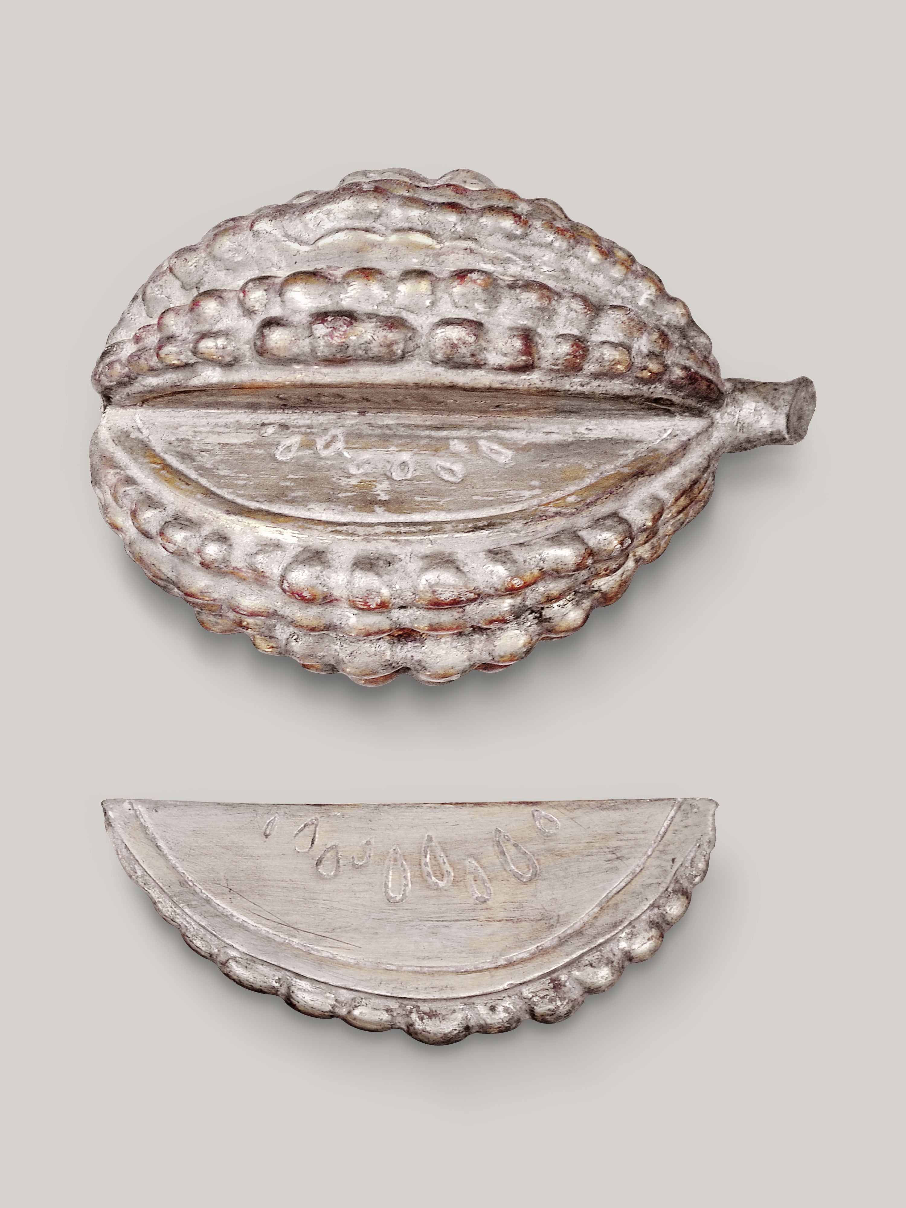 Gilt Cacao with Slice