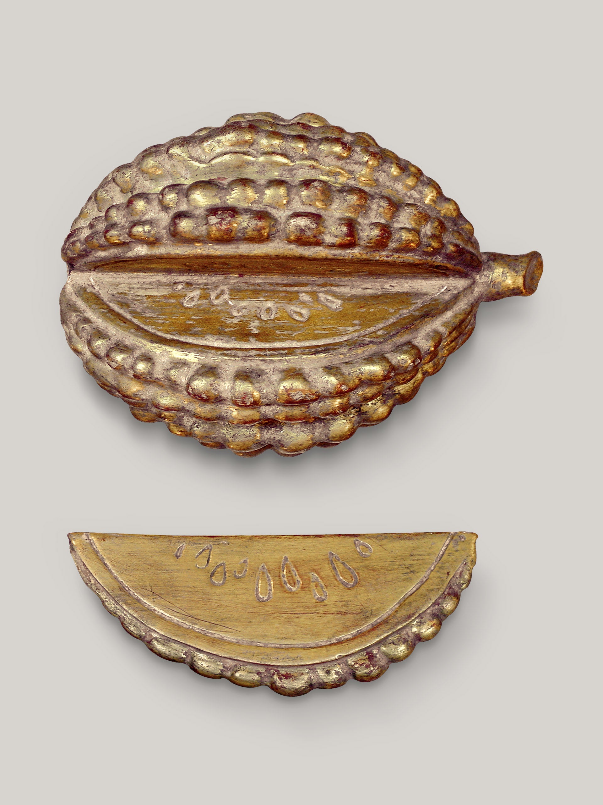 Gilt Cacao with Slice